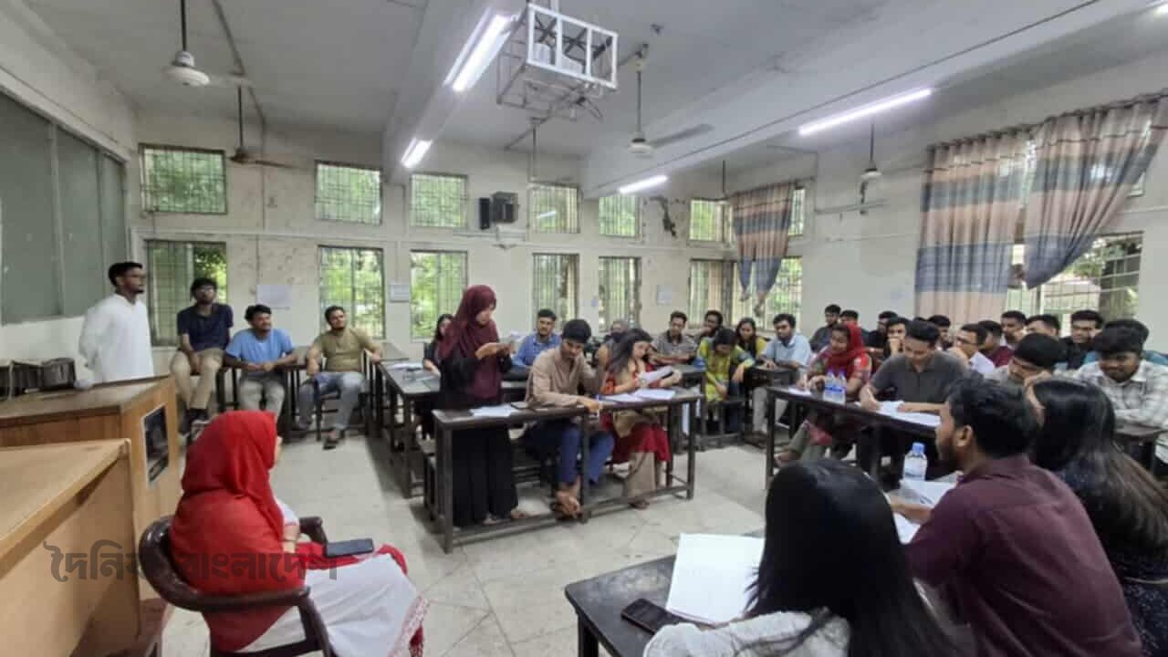 জুলাই আন্দোলনের শহীদদের প্রতি শ্রদ্ধা জানিয়ে EDC’র প্রীতি বিতর্ক ও নবীনবরণ অনুষ্ঠান