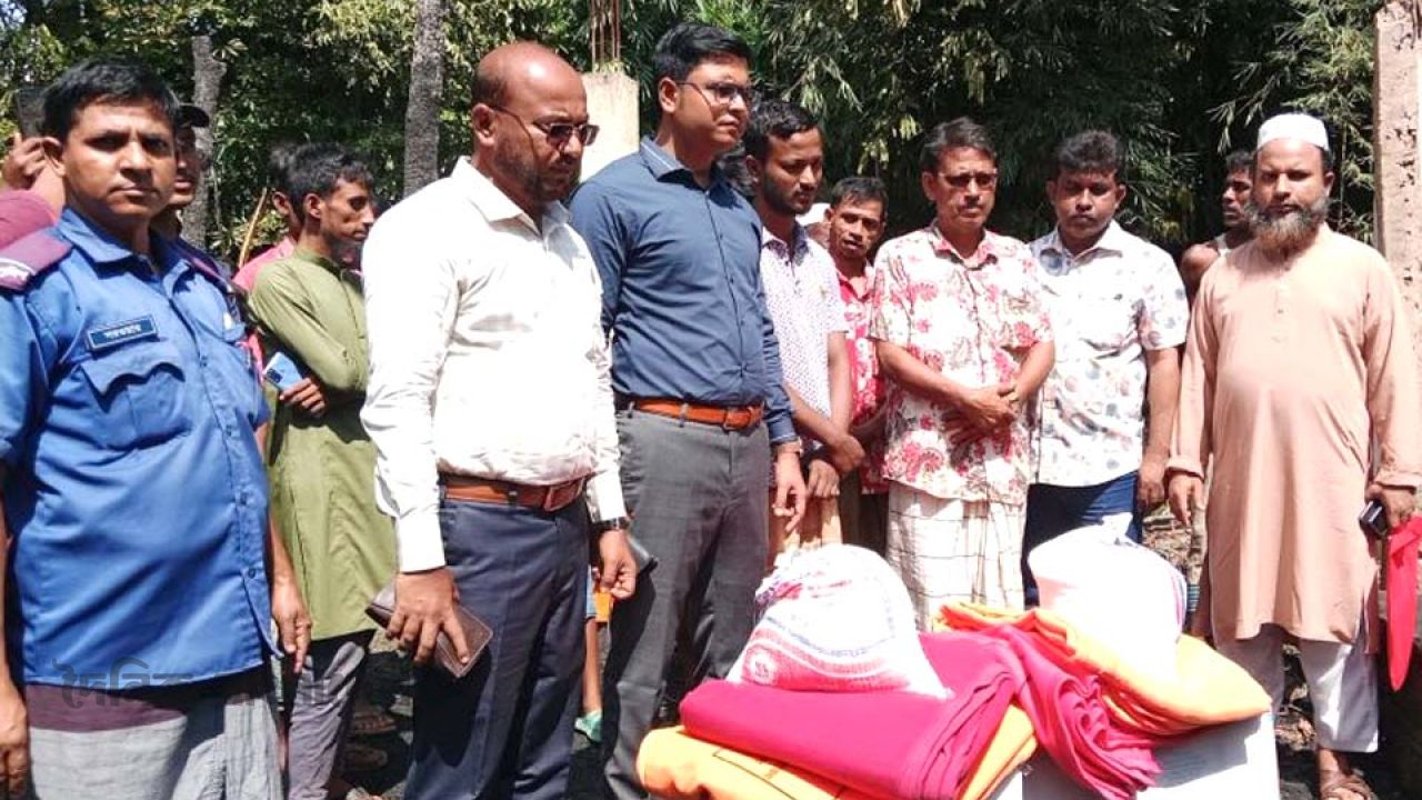 মহেশখালীতে অগ্নিকাণ্ডে দুই বাড়ি পুড়ে ছাই, ক্ষতিগ্রস্তদের পাশে উপজেলা প্রশাসন