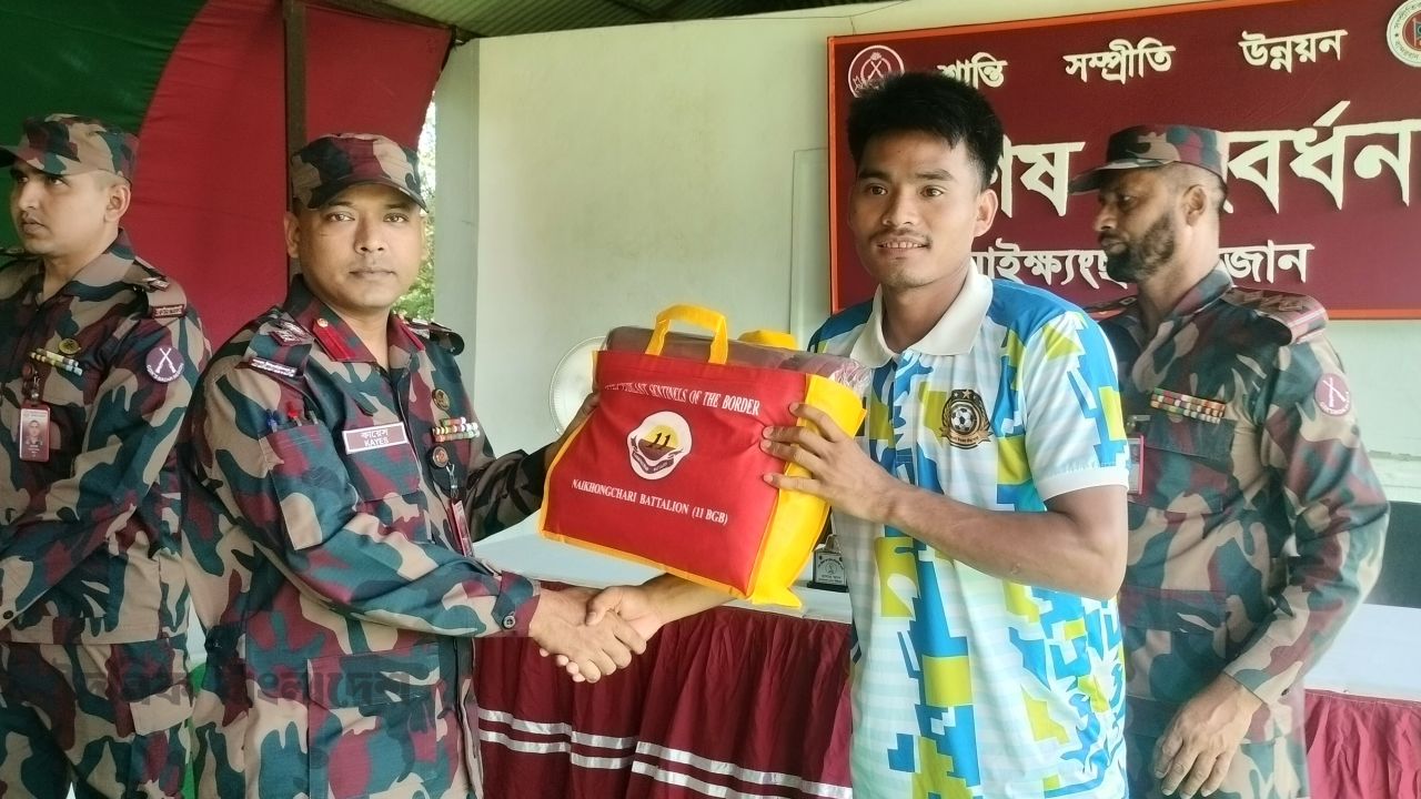 নাইক্ষ্যংছড়িতে সেনা রিজিওন কাপ ফুটবলে রানারআপদের সংবর্ধনা দিল ১১ বিজিবি