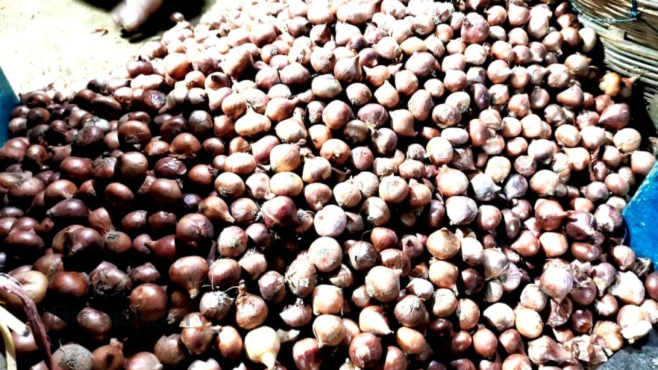 হিলি বাজারে পেঁয়াজের দাম বেড়ে প্রায় সেঞ্চুরির কাছে বিপাকে সাধারণ ক্রেতা