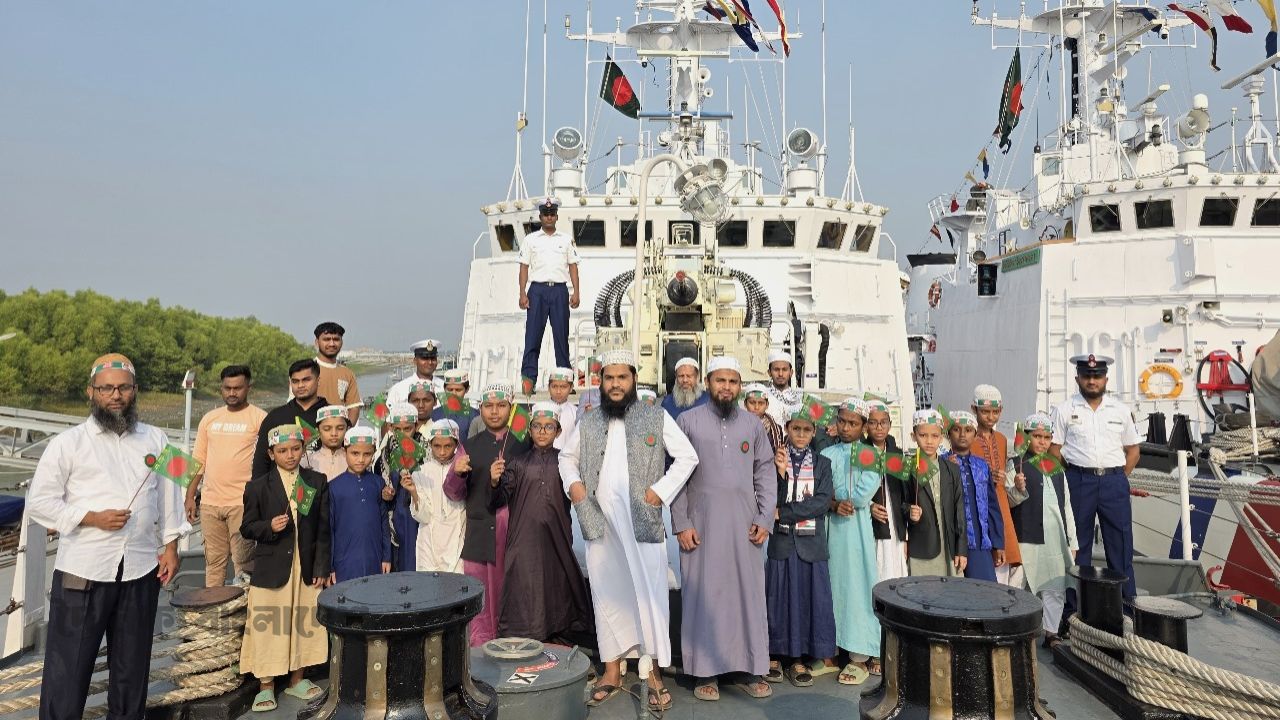 বিজয় দিবস উপলক্ষ্যে জনসাধারণের জন্য ২ টি জাহাজ উন্মুক্ত করেছে কোস্ট গার্ড পূর্ব জোন।