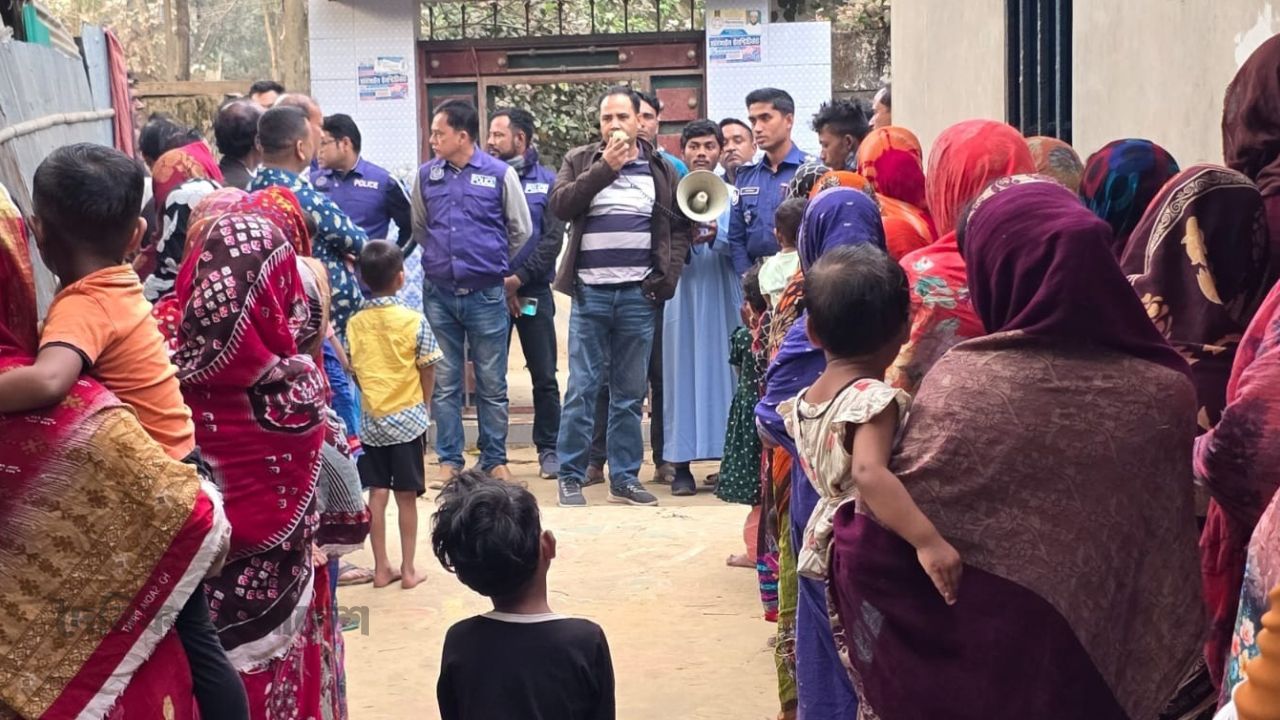 ভোটাধিকার নিশ্চিত করতে কক্সবাজার সদরে মাঠে পুলিশ, টহল জোরদার