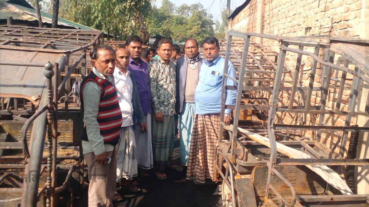 শাপলাপুরে ভয়াবহ অগ্নিকাণ্ডে পুড়ে ছাই ২০ টমটম, সর্বস্ব হারিয়ে দিশেহারা বহু পরিবার